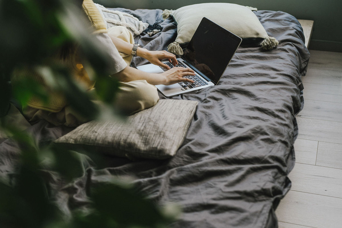 7 Mistakes People Make Reading or Working From Bed